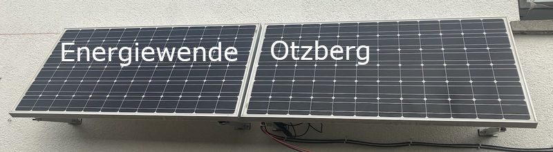 Zwei Solarpanel an einer Hauswand