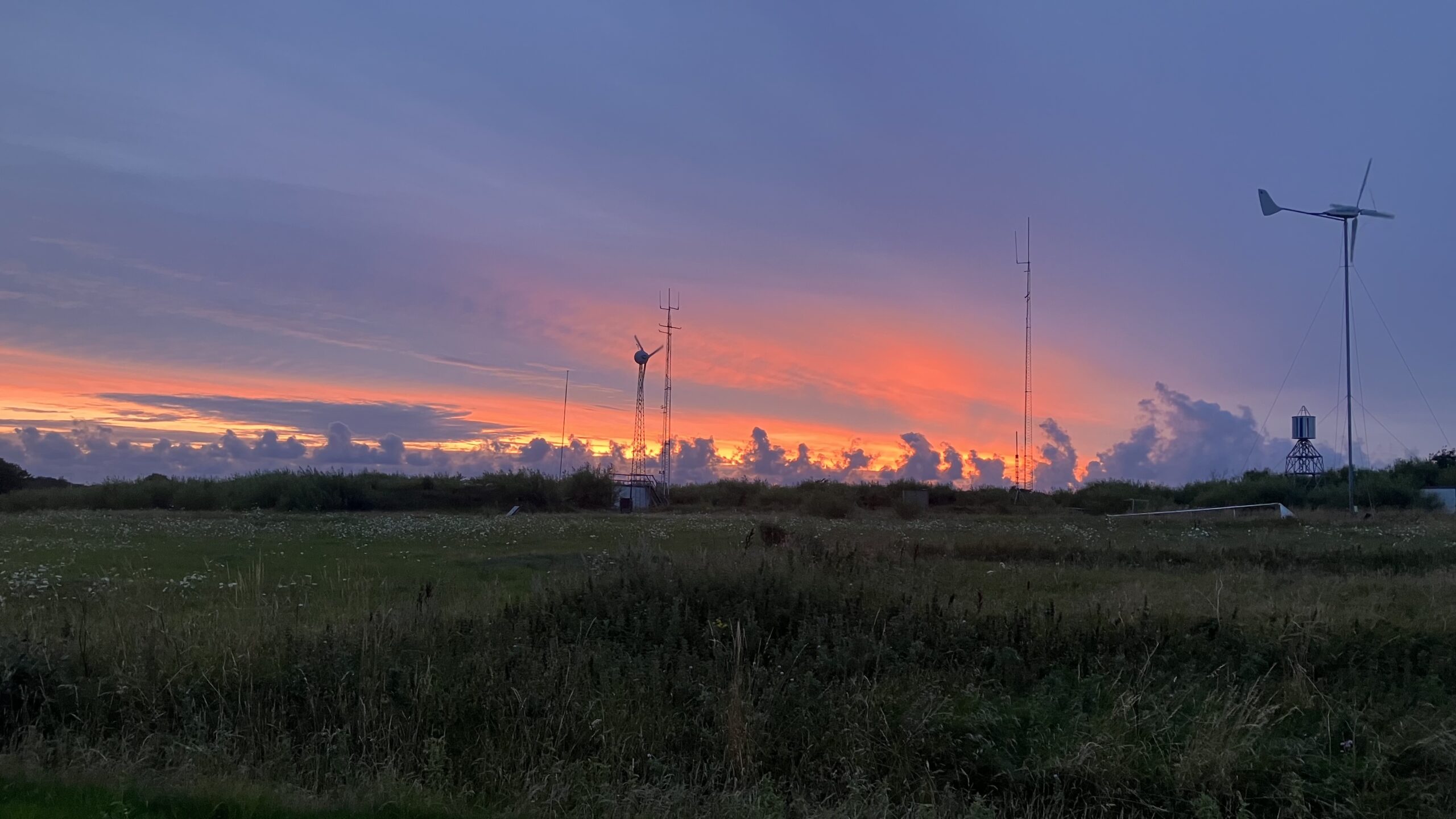 Abendhimmel mit einigen unterschiedlichen Windkraftanlagen